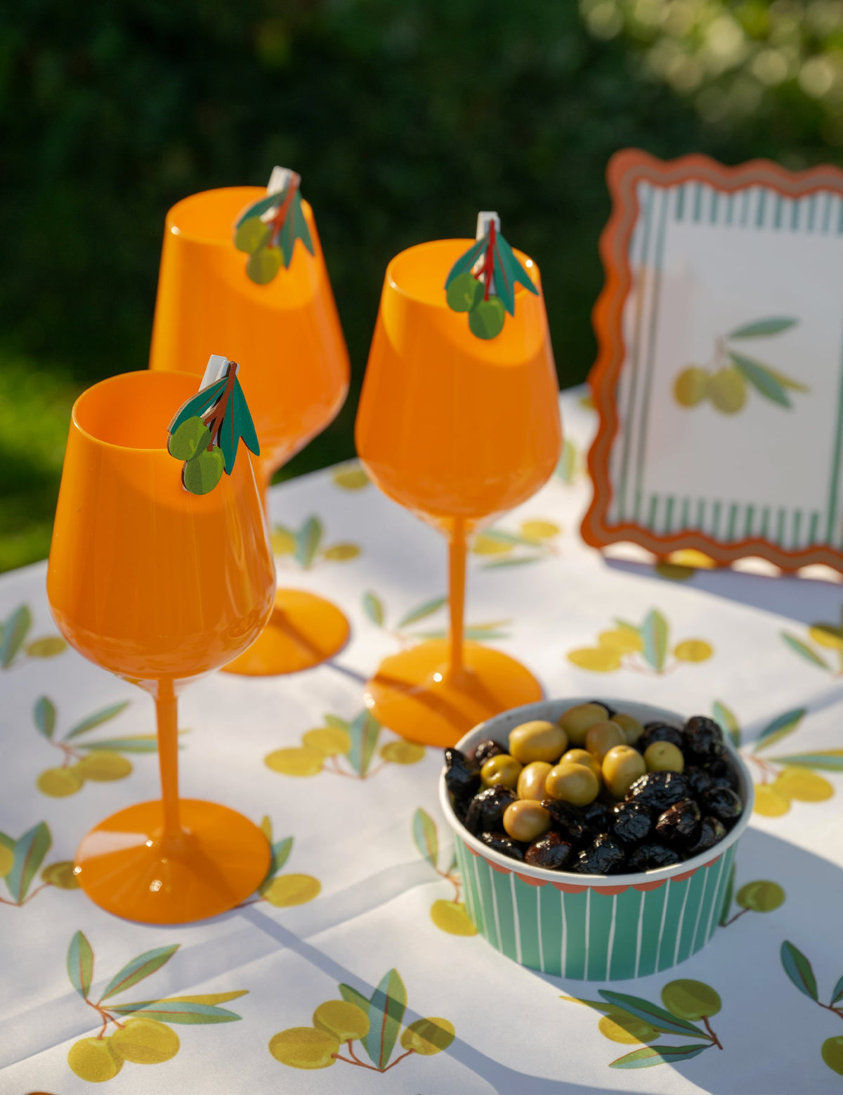Oranges Weinglas mit Stiel aus Plastik 47 cl