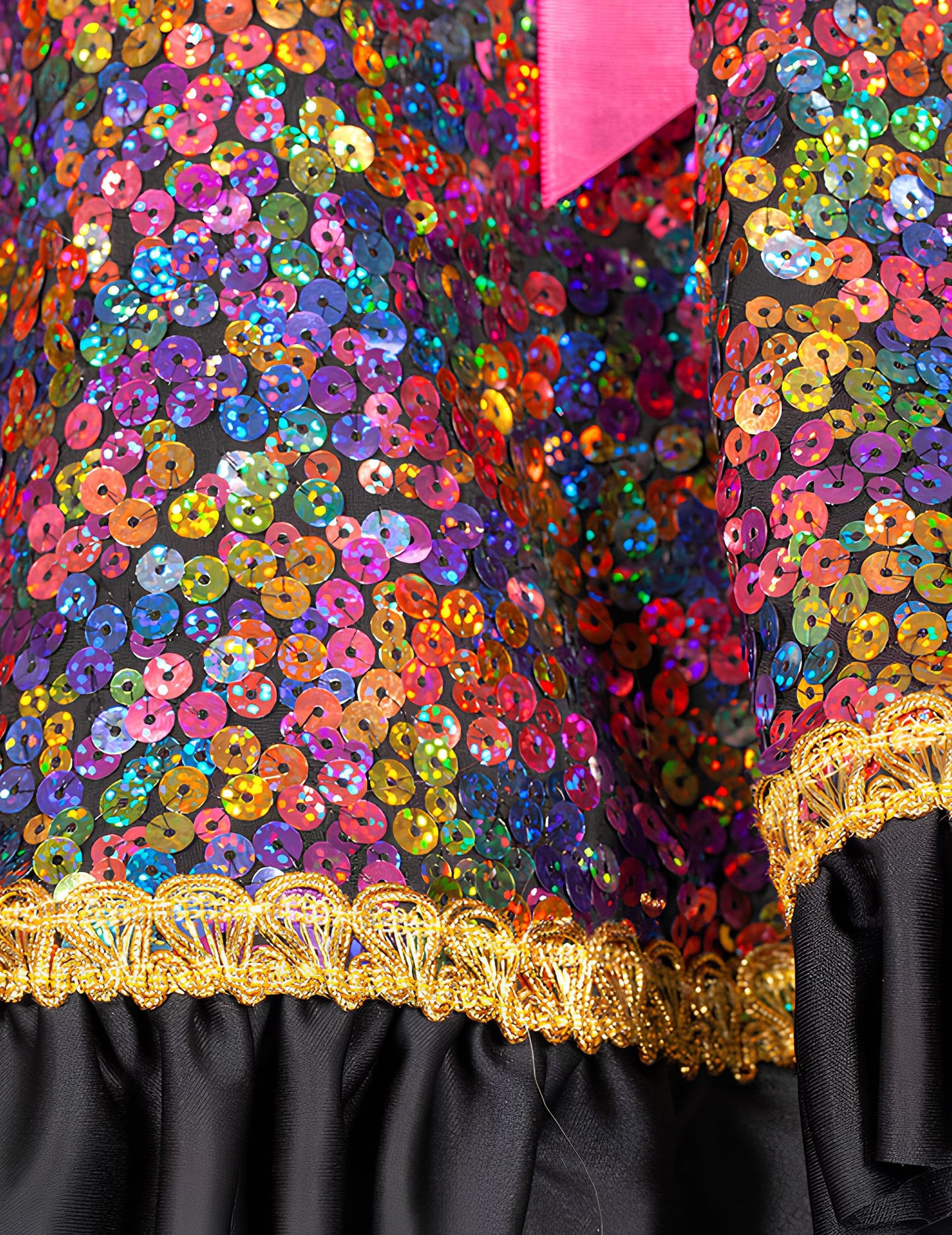 Détail des sequins multicolores et du galon doré de la veste à sequins de luxe pour femme