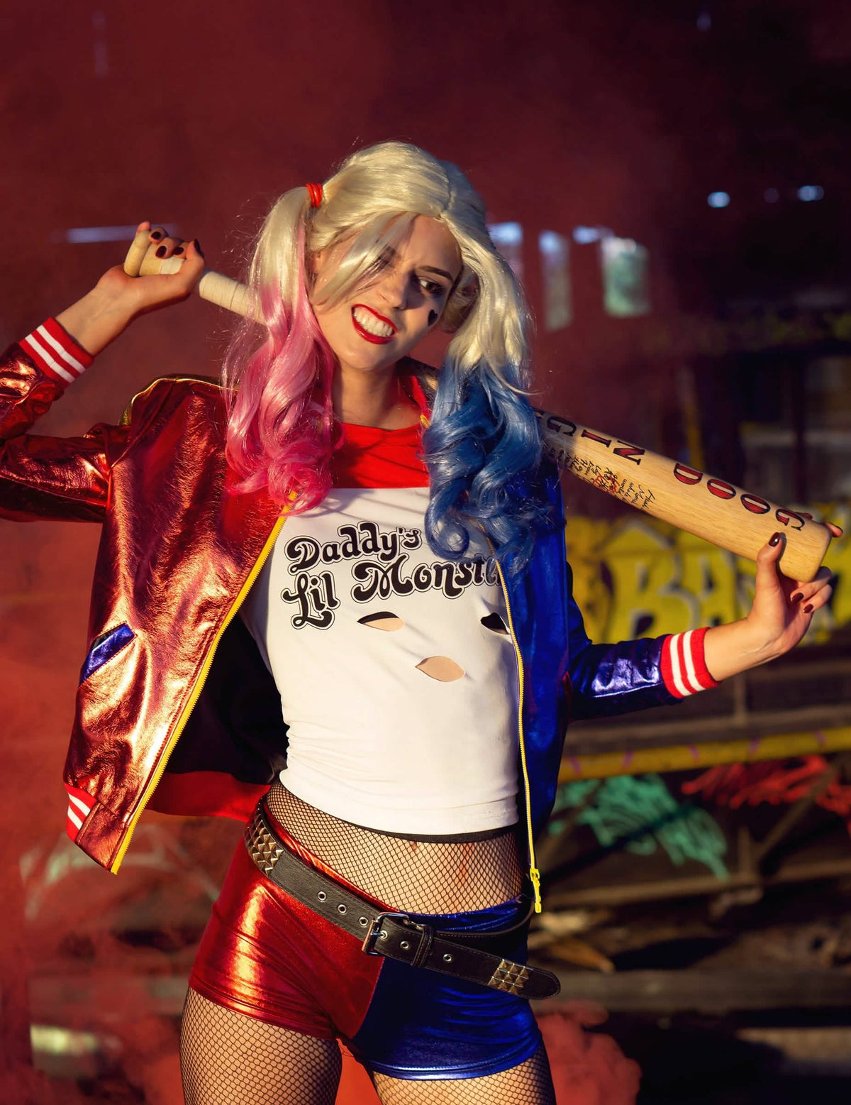 Mise en situation de la veste et t-shirt intégré Harley Quinn Suicide Squad™